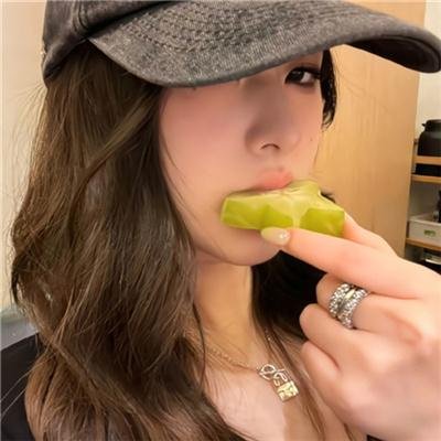 黑暗中的两个人